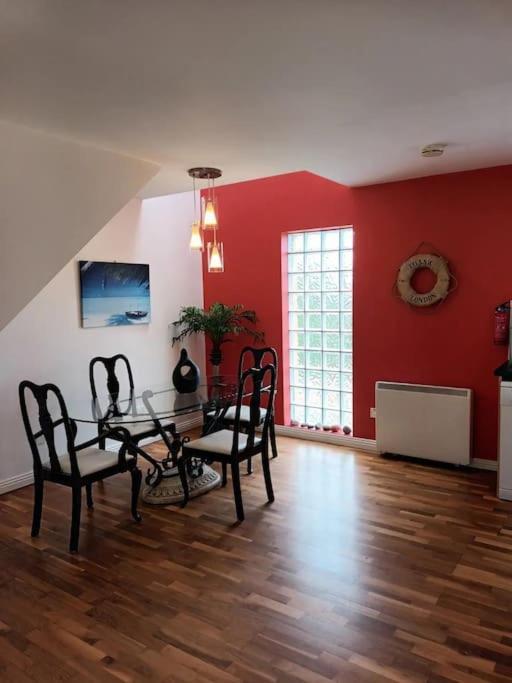 Village Centre Apartment Лехинч Екстериор снимка