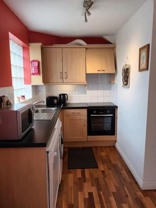 Village Centre Apartment Лехинч Екстериор снимка