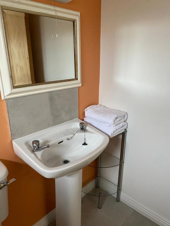 Village Centre Apartment Лехинч Екстериор снимка